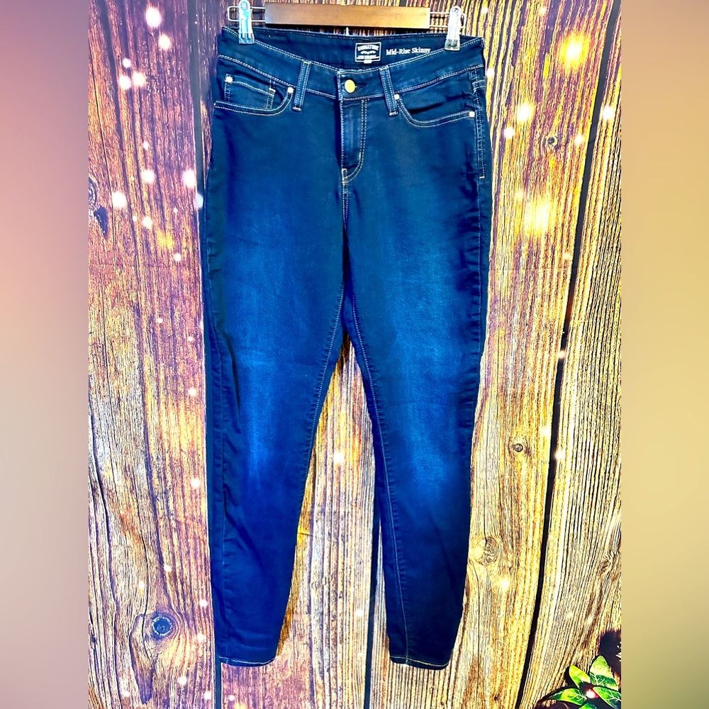 P-017 womens Levi’s jeans size 6L. Mid-rise skinny jeans